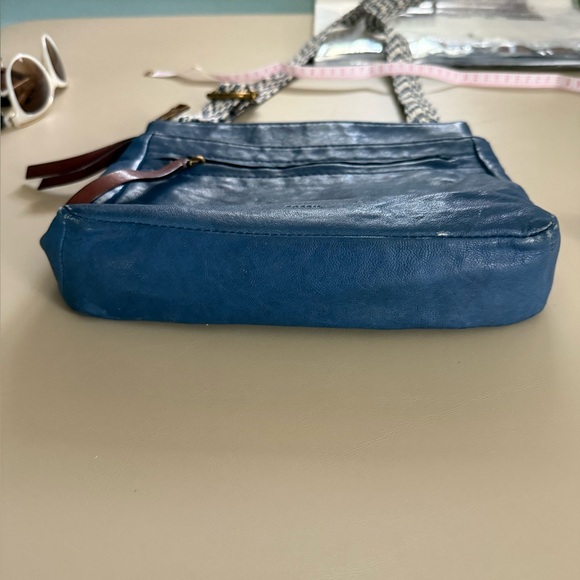 Fossil blue genuine leather crossbody bag with adjustable strap. Multi pocket - Picture 13 of 15